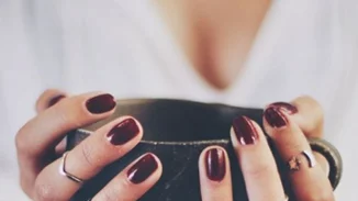 6 χρήσιμα μυστικά για νύχια και βερνίκια που θα χαρείς να μάθεις!